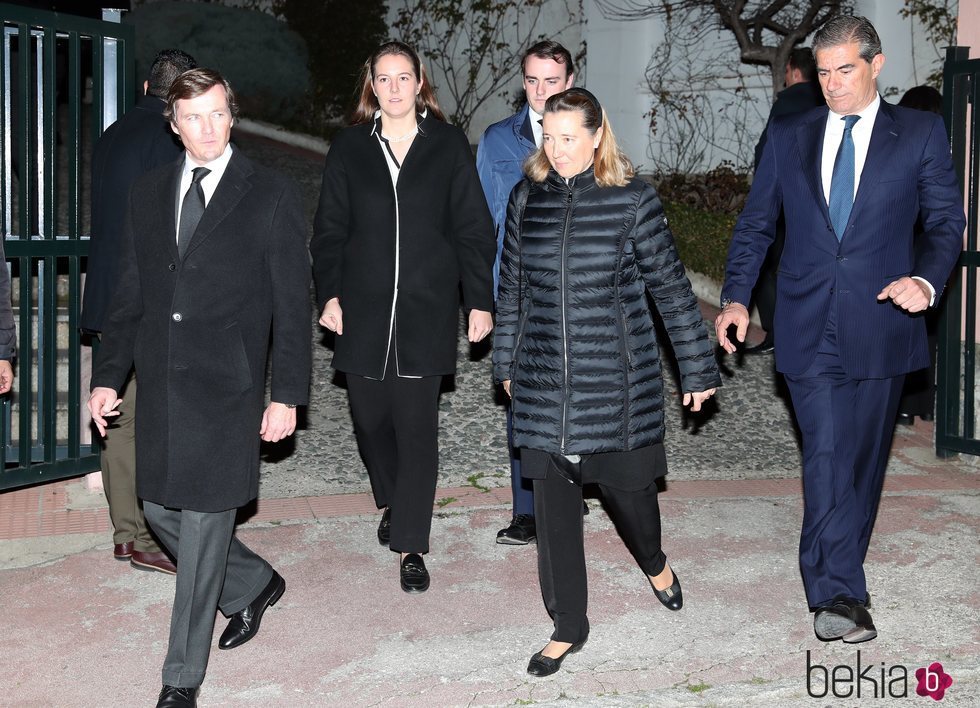 Pedro de Borbón-Dos Sicilias, Cristina de Borbón-Dos Sicilias y Pedro López Quesada con sus hijos Pedro Pablo y Victoria López Quesada en la capilla ardien