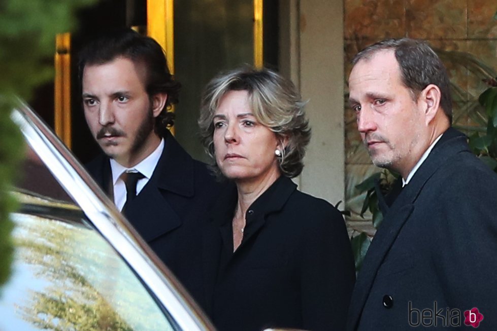 Bruno Gómez-Acebo, Simoneta Gómez-Acebo y su hijo en el funeral de la Infanta Pilar