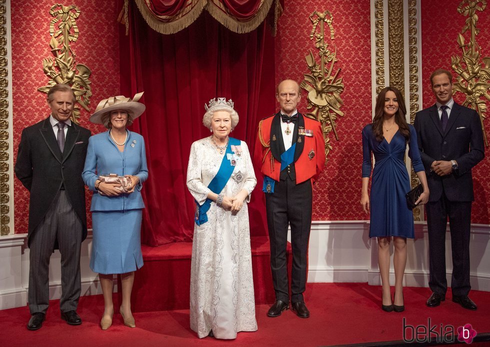Las figuras de cera de la Reina Isabel, el Duque de Edimgurgo, el Príncipe Carlos, la Duquesa de Cornualles y los Duques de Cambridge