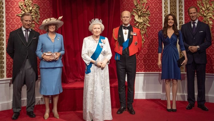 Las figuras de cera de la Reina Isabel, el Duque de Edimgurgo, el Príncipe Carlos, la Duquesa de Cornualles y los Duques de Cambridge