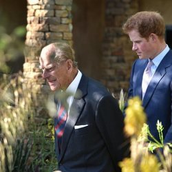 El Duque de Edimburgo y el Príncipe Harry en Chelsea Flower Show