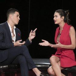 Kiko Jiménez y Estela Grande discutiendo a su llegada a la casa de 'El tiempo del descuento' en la gala de estreno