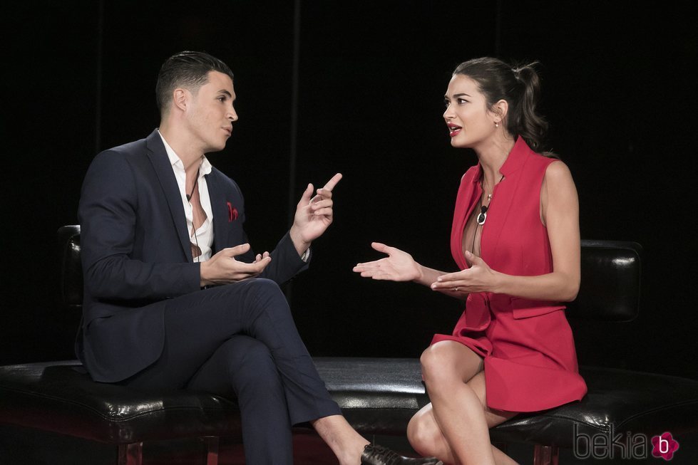 Kiko Jiménez y Estela Grande discutiendo a su llegada a la casa de 'El tiempo del descuento' en la gala de estreno