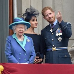 La Reina Isabel, el Príncipe Harry y Meghan Markle en el centenario de la RAF