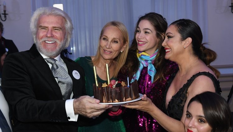 Bigote Arrocet en la Gala Linda España 2019 junto a una amiga, Cósima Ramírez y María Bravo