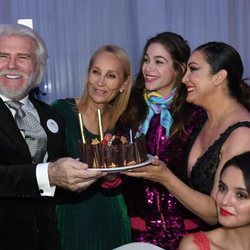 Bigote Arrocet en la Gala Linda España 2019 junto a una amiga, Cósima Ramírez y María Bravo