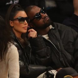 Kim Kardashian y Kanye West en un partido de baloncesto de la NBA