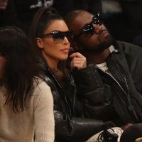 Kim Kardashian y Kanye West en un partido de baloncesto de la NBA