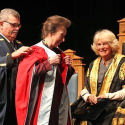 La Princesa Ana recibe un homenaje en la Universidad de Aberdeen en presencia de Camilla Parker