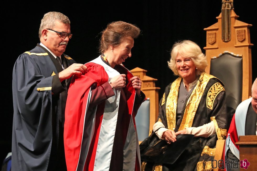 La Princesa Ana recibe un homenaje en la Universidad de Aberdeen en presencia de Camilla Parker