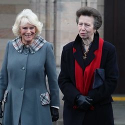 Camilla Parker y la Princesa Ana en la Universidad de Aberdeen