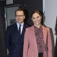 Victoria y Daniel de Suecia en una asociación LGTBIQ+ en Estocolmo