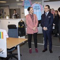 Victoria y Daniel de Suecia en su visita a una asociación LGTBIQ+ en Estocolmo