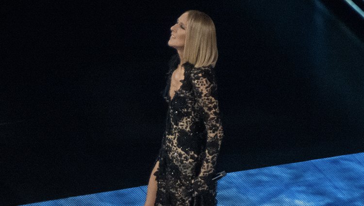Céline Dion rinde homenaje a su madre en un concierto