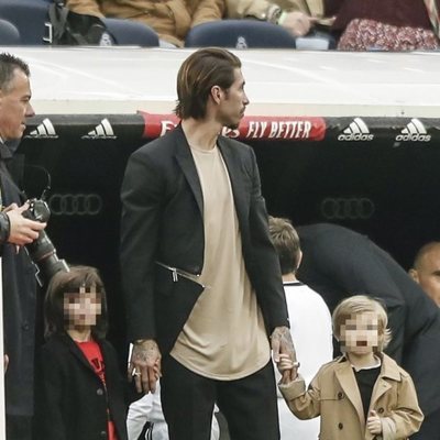 Sergio Ramos con sus hijos Marco y Sergio viendo un partido del Real Madrid
