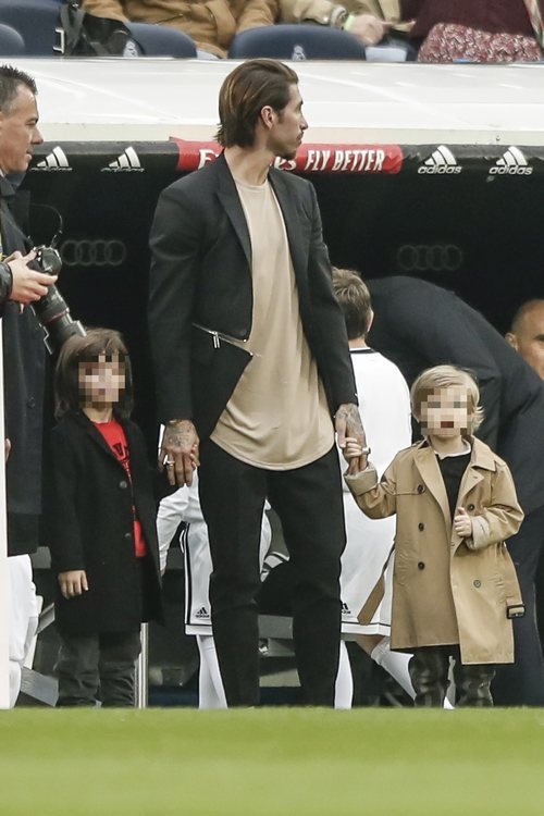 Sergio Ramos con sus hijos Marco y Sergio viendo un partido del Real Madrid