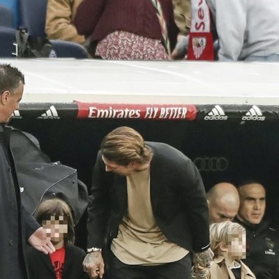 Sergio Ramos, muy atento a sus hijos Marco y Sergio en un partido del Real Madrid