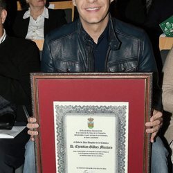Christian Gálvez con su reconocimiento como Hijo Adoptivo de la Línea de la Concepción