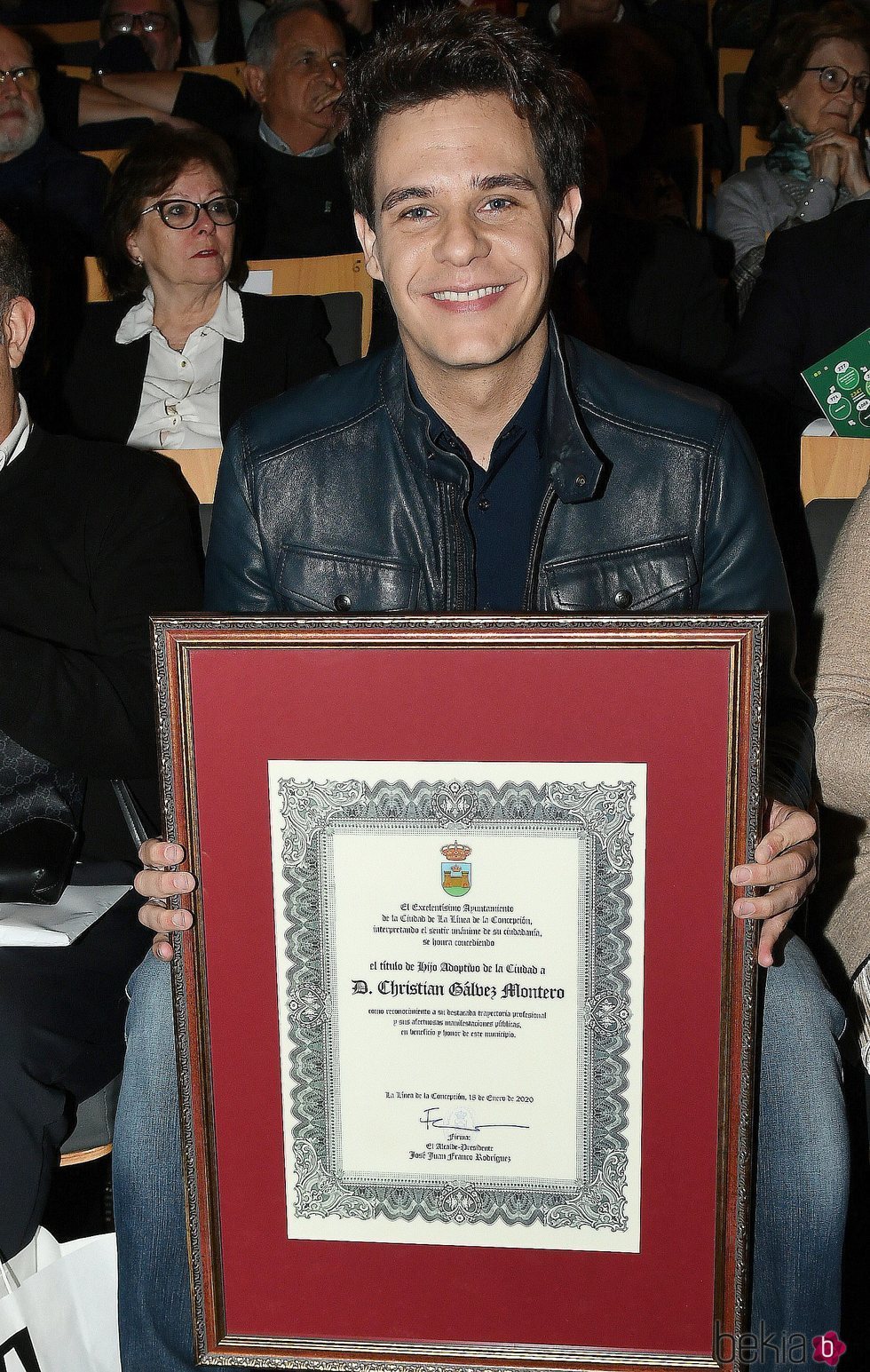Christian Gálvez con su reconocimiento como Hijo Adoptivo de la Línea de la Concepción