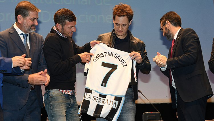 Christian Gálvez con una camiseta de fútbol con su nombre tras el nombramiento de Hijo Adoptivo de la Línea de la Concepción