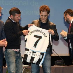 Christian Gálvez con una camiseta de fútbol con su nombre tras el nombramiento de Hijo Adoptivo de la Línea de la Concepción