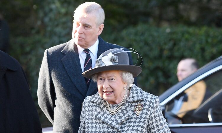 La Reina Isabel y el Príncipe Andrés en un servicio religioso en Sandringham