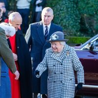 La Reina Isabel II y su hijo, el Príncipe Andrés, llegan al servicio religioso en Sandringham