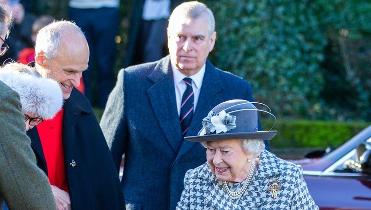 La Reina Isabel II y su hijo, el Príncipe Andrés, llegan al servicio religioso en Sandringham