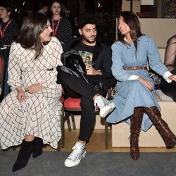 Alma Bollo con su novio y su cuñada Junquera en el desfile 'We Love Flamenco'