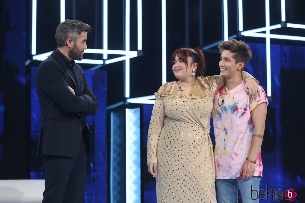 Roberto Leal con los nominados Ariadna y Nicky en la gala 1 de OT 2020