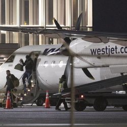 El Príncipe Harry bajando de un avión en Vancouver Island