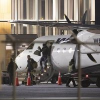 El Príncipe Harry bajando de un avión en Vancouver Island
