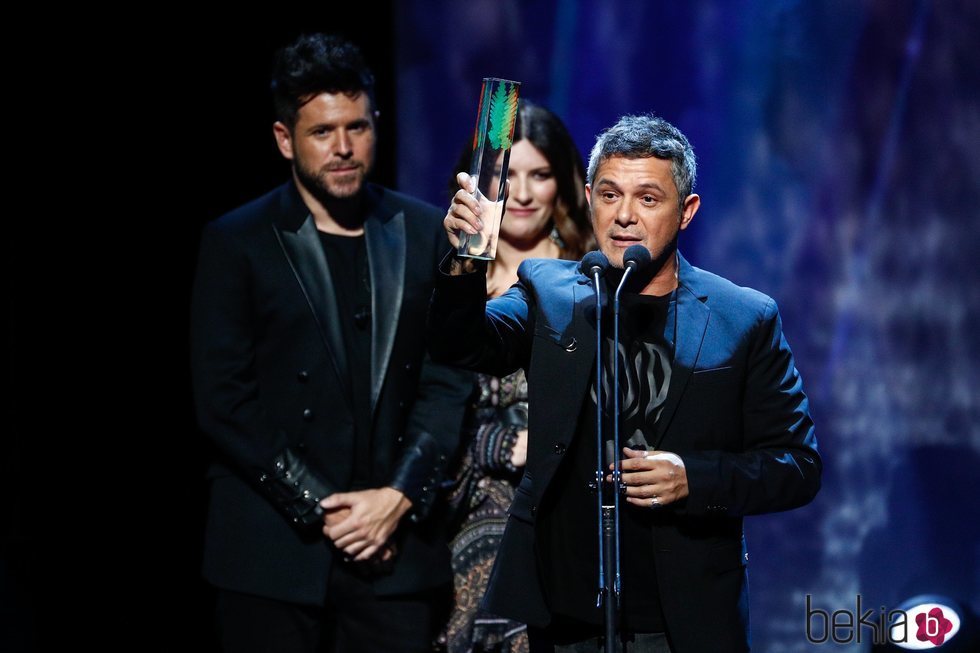 Alejandro Sanz recogiendo un galardón en los Premios Odeón 2020