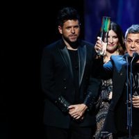 Alejandro Sanz recogiendo un galardón en los Premios Odeón 2020