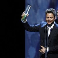 Manuel Carrasco recogiendo un galardón en los Premios Odeón 2020