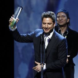 Manuel Carrasco recogiendo un galardón en los Premios Odeón 2020