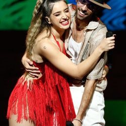 Lola Índigo y Don Patricio actuando en los Premios Odeón 2020