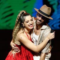 Lola Índigo y Don Patricio actuando en los Premios Odeón 2020