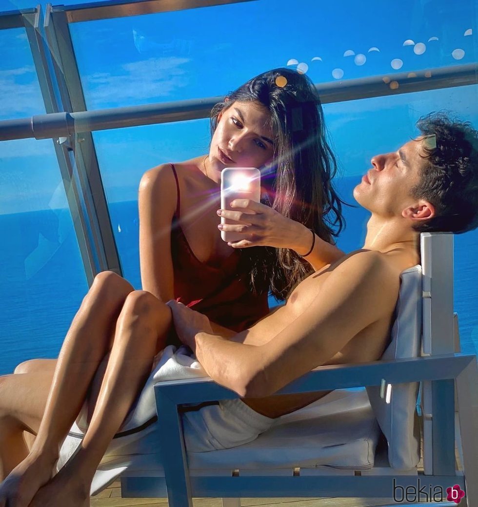 Lucía Rivera y Marc Márquez, disfrutando juntos del mar