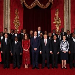 Los Duques de Cambridge, los Condes de Wessex y la Princesa Ana con Boris Johnson y líderes africanos en la Cumbre de Inversión Reino Unido-África