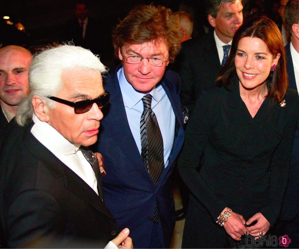 Karl Lagerfeld, Ernesto de Hannover y Carolina de Mónaco en un acto público