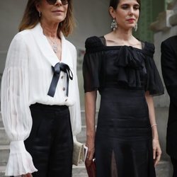 Carolina de Mónaco y Carlota Casiraghi en el homenaje 'Karl for Ever' en París