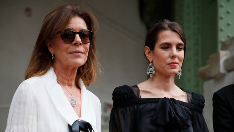 Carolina de Mónaco y Carlota Casiraghi en el homenaje 'Karl for Ever' en París