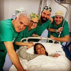 Toñi Moreno sostiene a su hija recién nacida y está rodeada de los médicos tras su parto