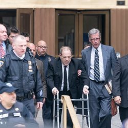 Harvey Weinstein saliendo de los juzgados de Nueva York ayudado por un andador