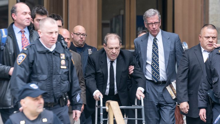 Harvey Weinstein saliendo de los juzgados de Nueva York ayudado por un andador