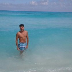 Ilan Cuesta con el torso descubierto en la playa
