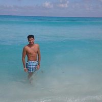 Ilan Cuesta con el torso descubierto en la playa