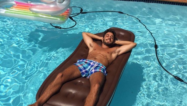 Ilan Cuesta sin camiseta en una piscina