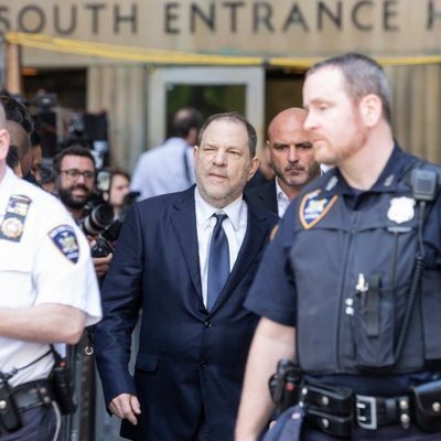 Harvey Weinstein saliendo de los juzgados de Nueva York